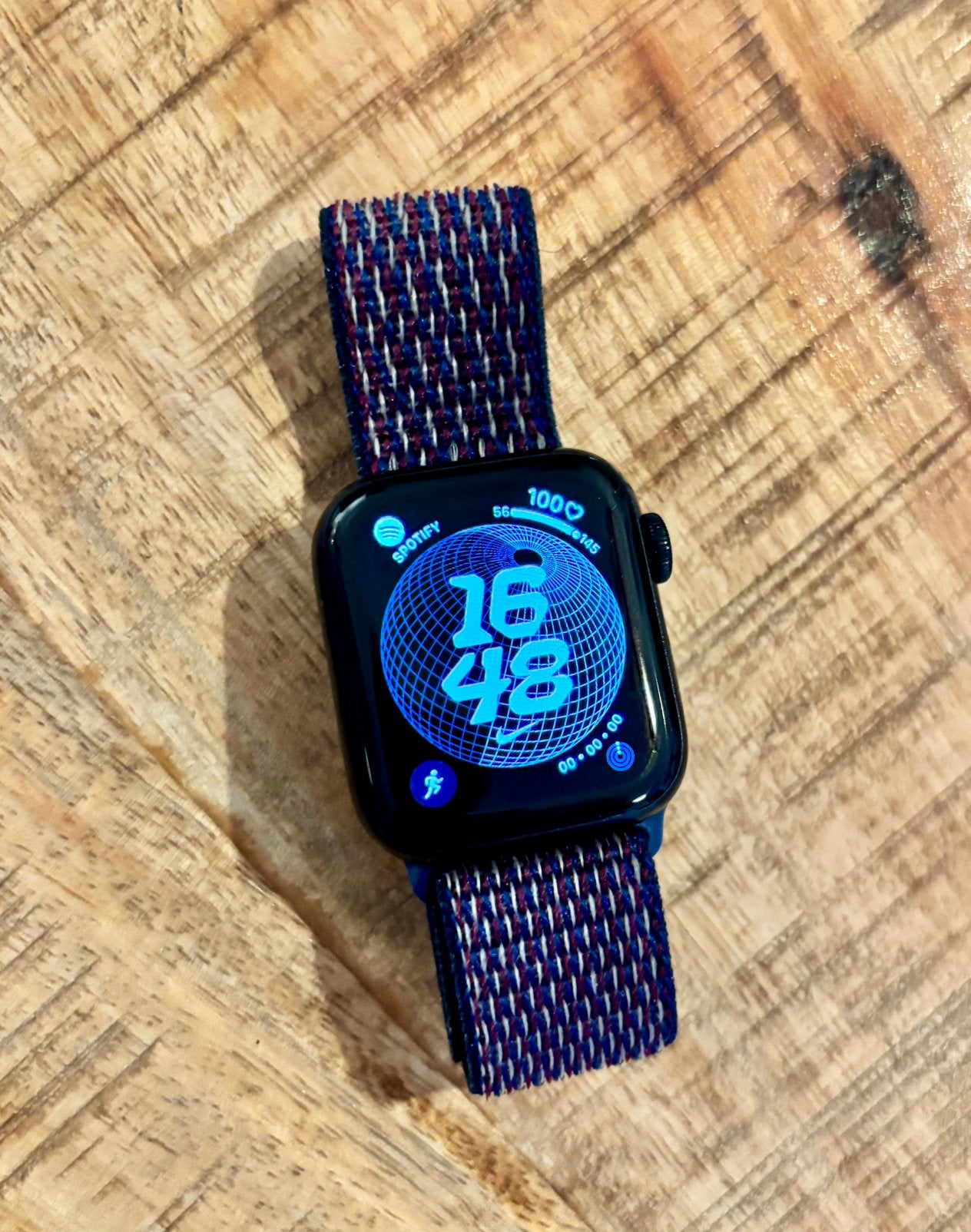 Apple Watch SE 2 40mm + oplader + veel bandjes & opberghoes, Ophalen, Zo goed als nieuw, Zwart, IOS