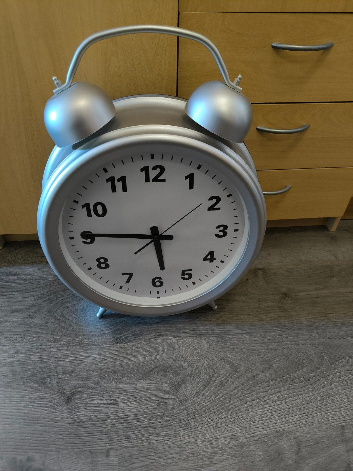 Wandklok in de vorm van een wekker, Ophalen, Analoog, Werkt op batterijen, Retro
