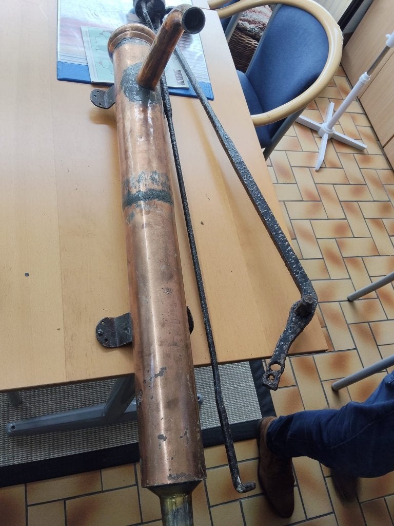 Koperen waterpomp, Ophalen