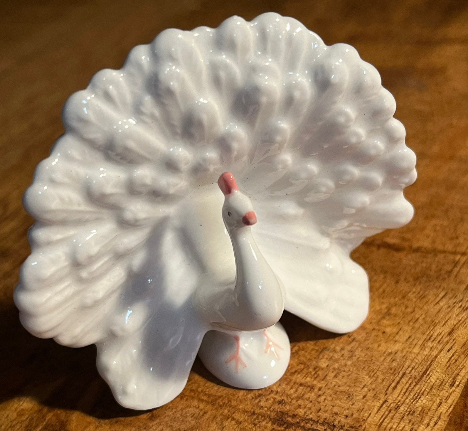 Klein beeldje van pauw wit keramiek, 6 cm hoog, Ophalen of Verzenden, Zo goed als nieuw, Dier