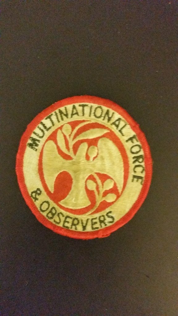 Mouwembleem Multinational Force & Observers, Verzamelen, Militaria | Algemeen, Verzenden, Landmacht, Nederland, Embleem of Badge