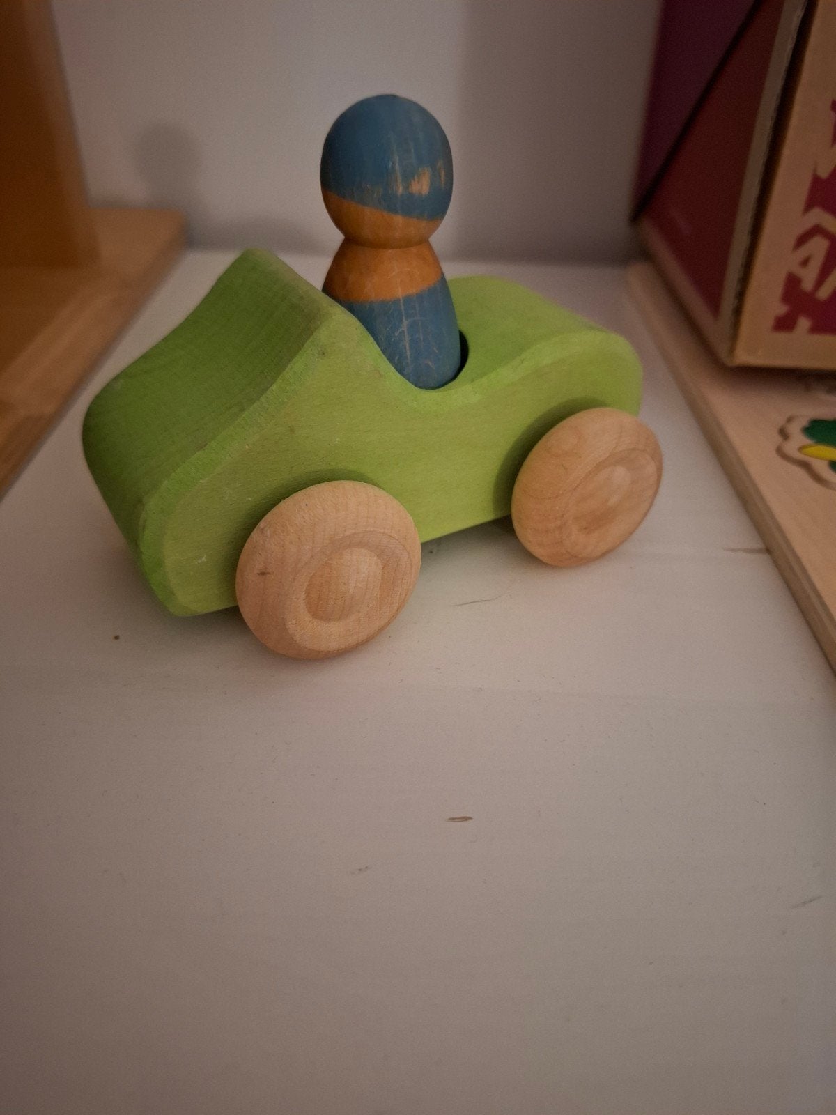 Grimms houten auto met poppetje, Ophalen of Verzenden, Zo goed als nieuw, Rij- of Hobbelspeelgoed