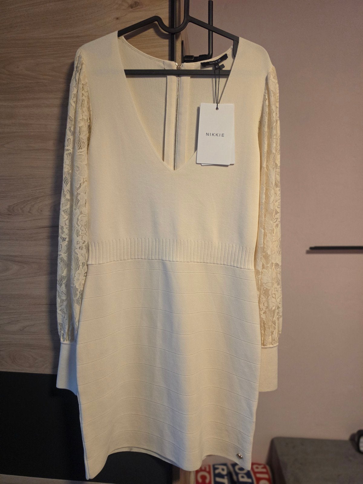 Nieuwe Nikkie Gemma Jurk met kant - Maat 42, Beige, Maat 42/44 (L), Nieuw, Ophalen of Verzenden
