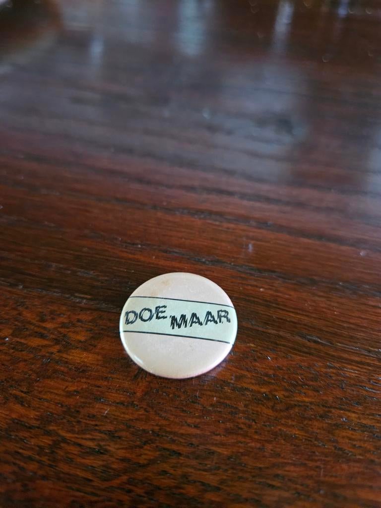 Vintage button popgroep Doe Maar - Gebruikte staat, Verzamelen, Speldjes, Pins en Buttons, Ophalen of Verzenden, Gebruikt, Overige onderwerpen