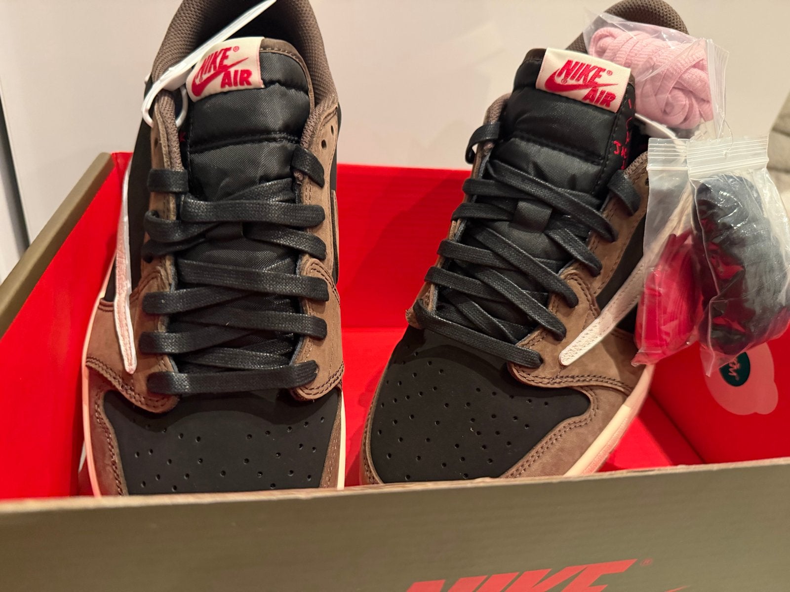 Maat 40-45 Nike Air Jordan 1 Low Travis Scott Reverse Mocha, Ophalen of Verzenden, Nieuw, Bruin, Sneakers of Gympen
