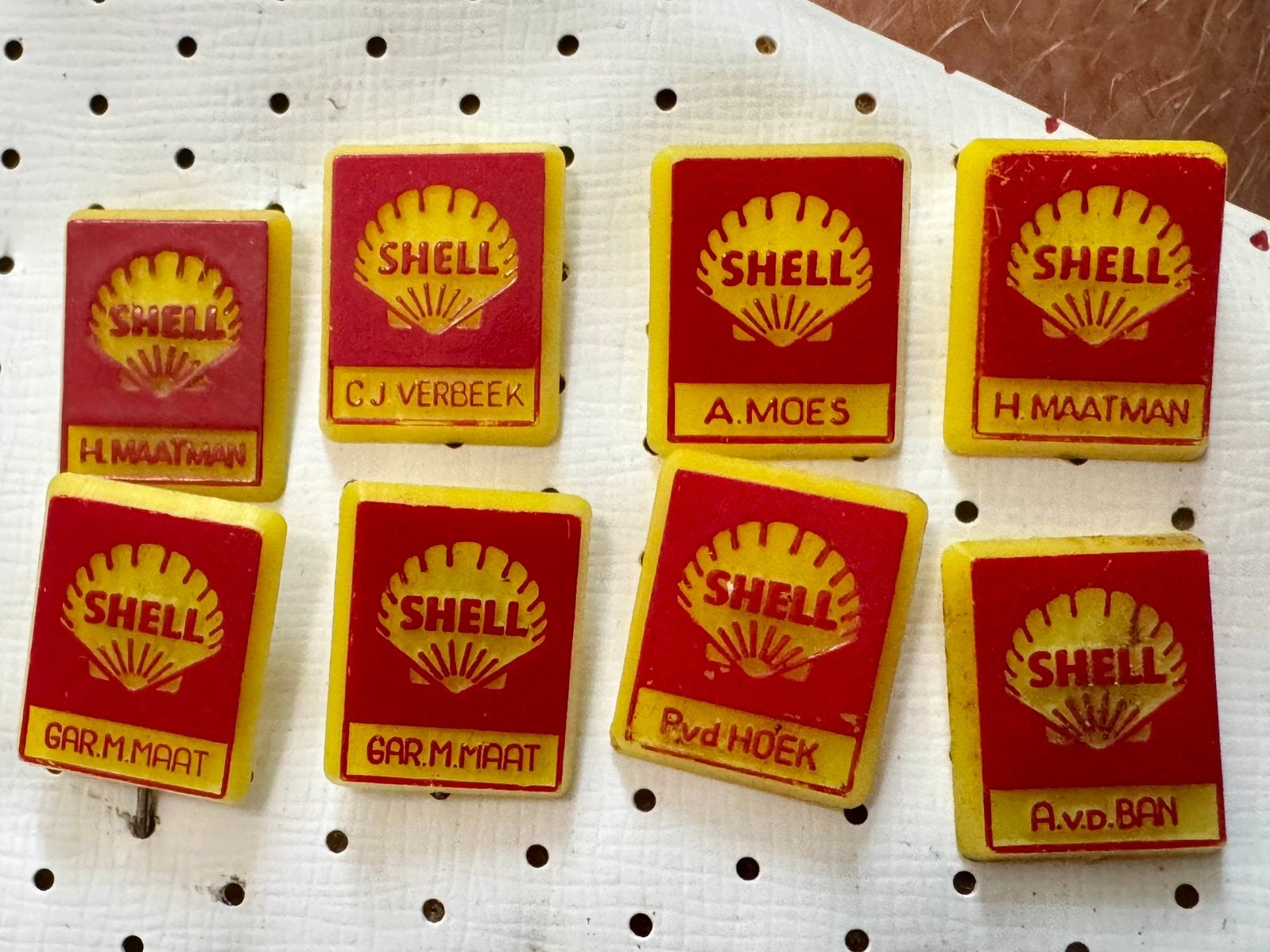 8 Plastic Speldjes Shell Benzine stations, Verzamelen, Ophalen of Verzenden, Zo goed als nieuw, Merk, Speldje of Pin