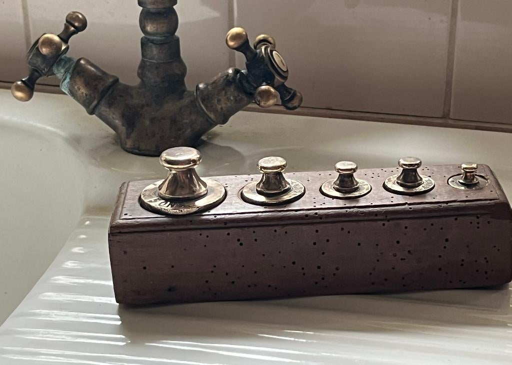 KLEIN GEWICHTENBLOKJE MET 5 GEWICHTEN, Antiek en Kunst, Antiek | Gereedschap en Instrumenten, Verzenden