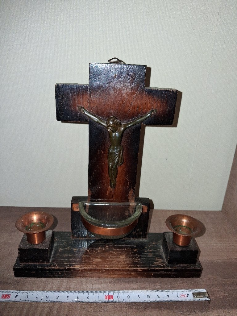 Oud katholiek huisaltaar/kruis met wijwaterbak en kandelaars, Ophalen of Verzenden