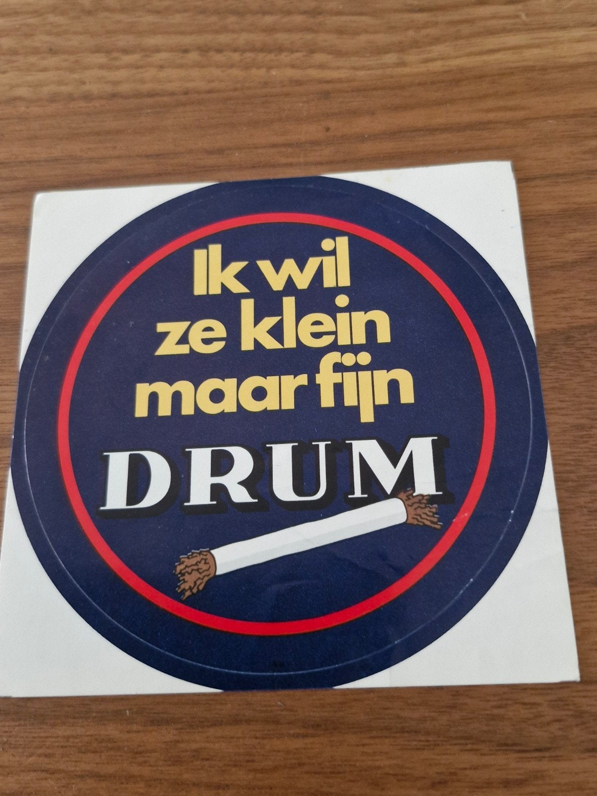 11023 Vintage Drum Tabak Sticker - Ik wil ze klein maar fijn, Verzamelen, Ophalen of Verzenden, Gebruikt, Merk