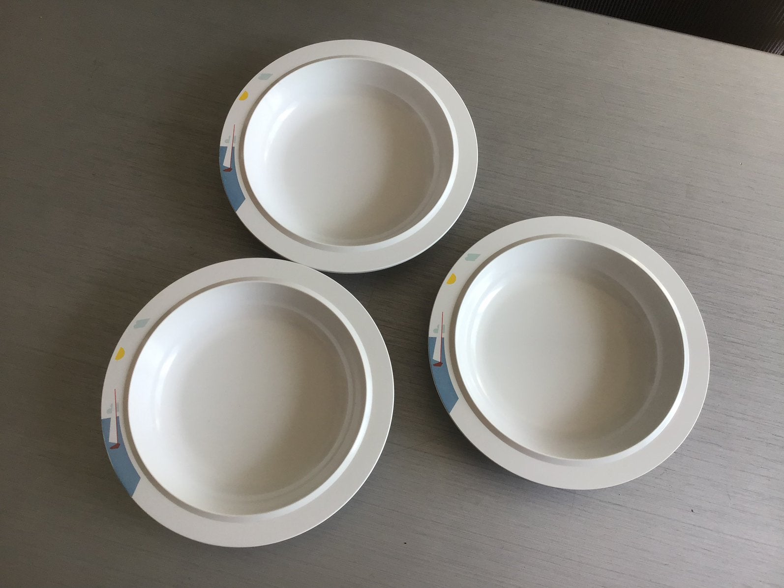 3x Rosti Mepal bord D195 Koen de Winter zeilboot; 19 cm; €10, Ophalen of Verzenden, Zo goed als nieuw