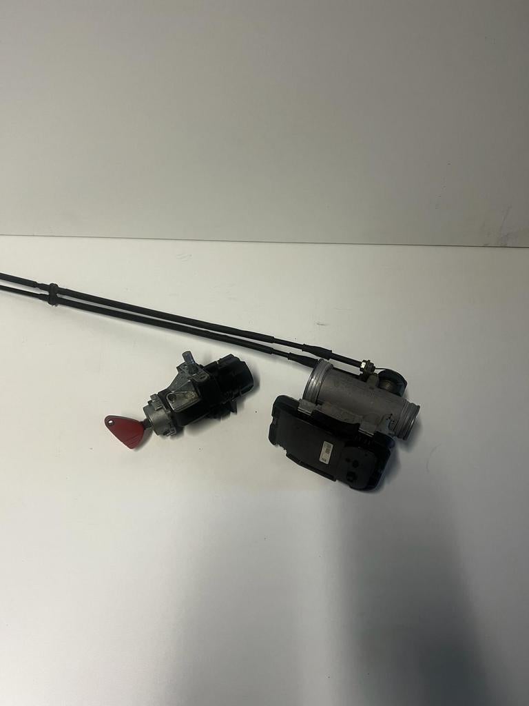 Piaggio yourban 300 gasklephuis & contact slot onderdelen, Ophalen of Verzenden