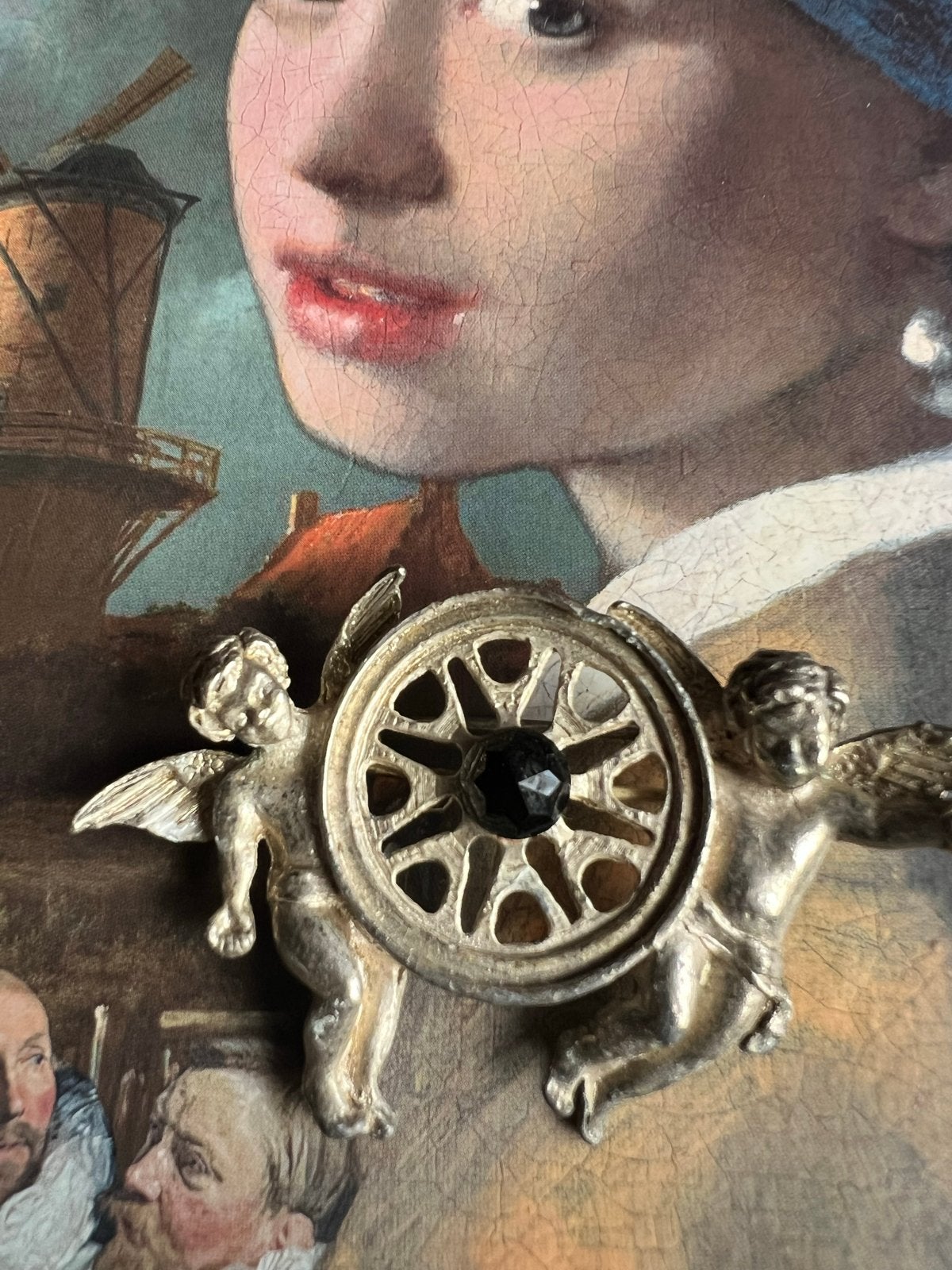 Vintage Broche Engeltjes met Wiel en Zwarte Steen, Overige materialen, 4 tot 7 cm, Gebruikt, Ophalen of Verzenden
