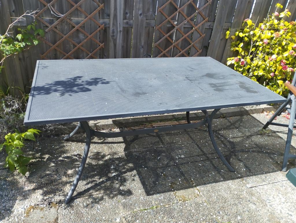 Stevige metalen tuintafel, Ophalen