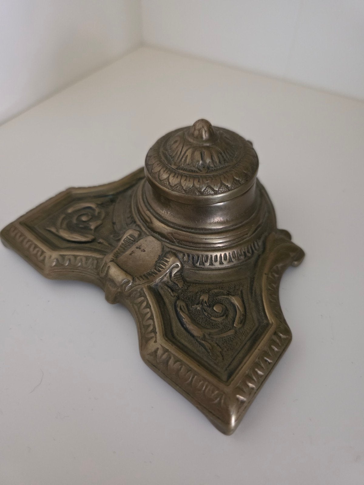 Antieke bronzen inktpot met sierlijke details