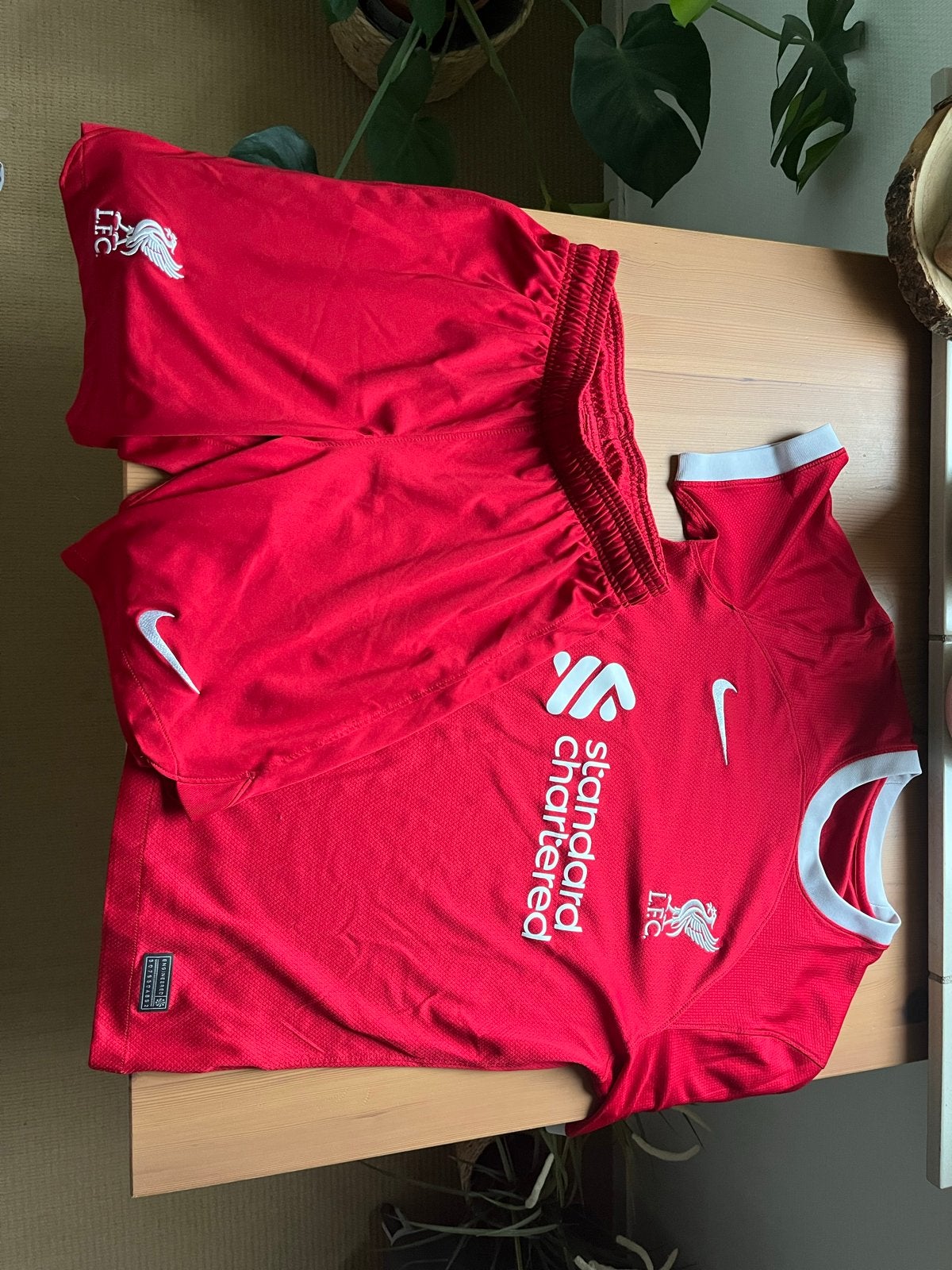 Liverpool thuistenue 2022/2023 - Shirt en broekje, Maat S, Ophalen of Verzenden, Gebruikt, Set