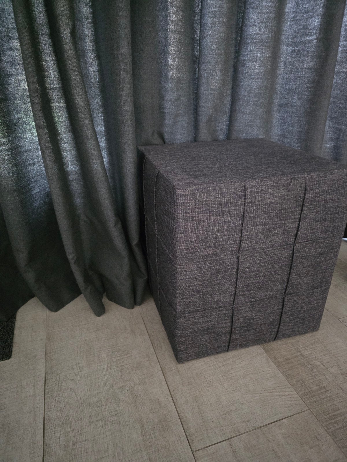 Stijlvolle donkergrijze poef/nachtkastje, Ophalen, Minder dan 50 cm, Vierkant, Minder dan 50 cm
