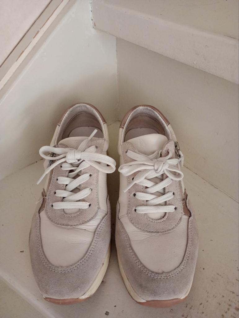 Ecru/crème kleur sneakers ,merk Hush puppies maat 37, Kleding | Dames, Schoenen, Ophalen of Verzenden, Zo goed als nieuw, Beige