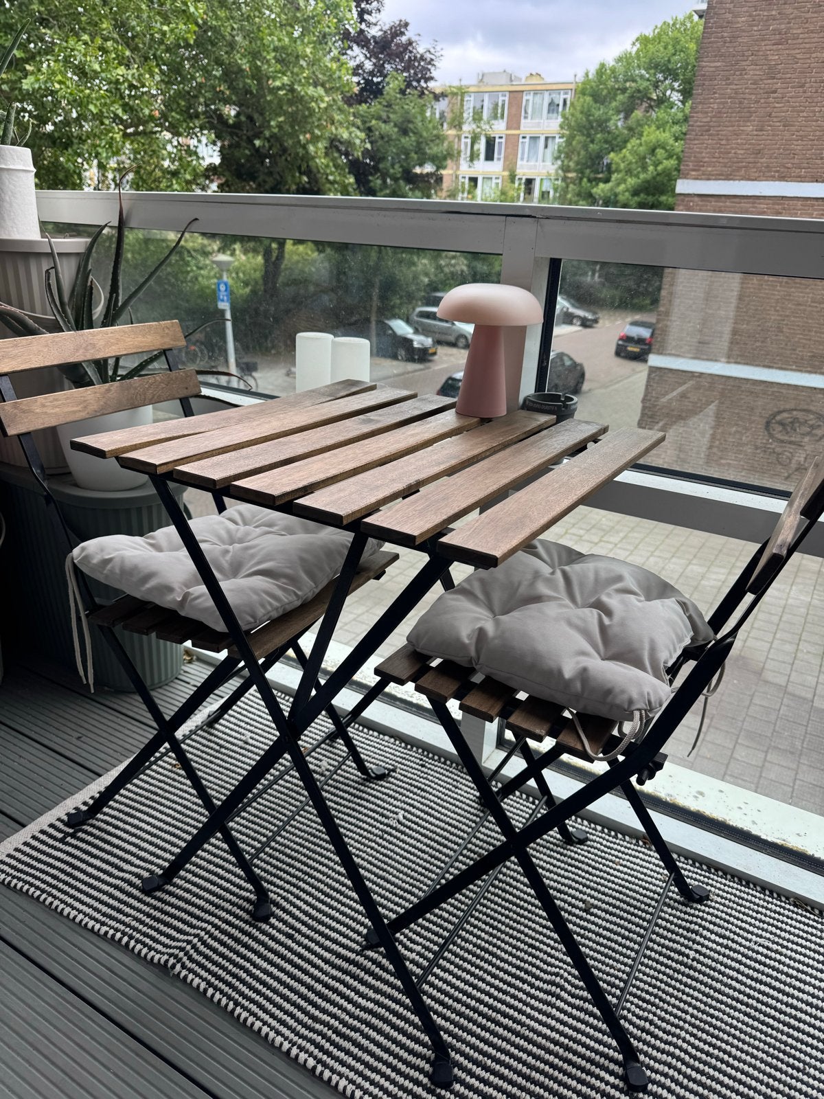 IKEA Balkonset: inklapbare tafel en 2 stoelen met kussens, Tuin en Terras, Tuinsets en Loungesets, Gebruikt, Eettafel, Tuinset