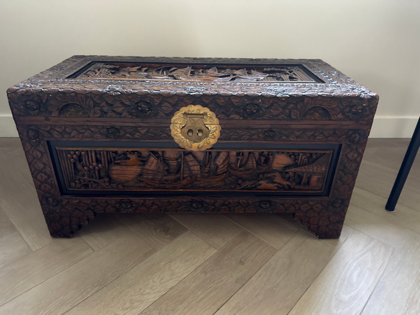 Antieke Chinese kist met houtsnijwerk, Ophalen