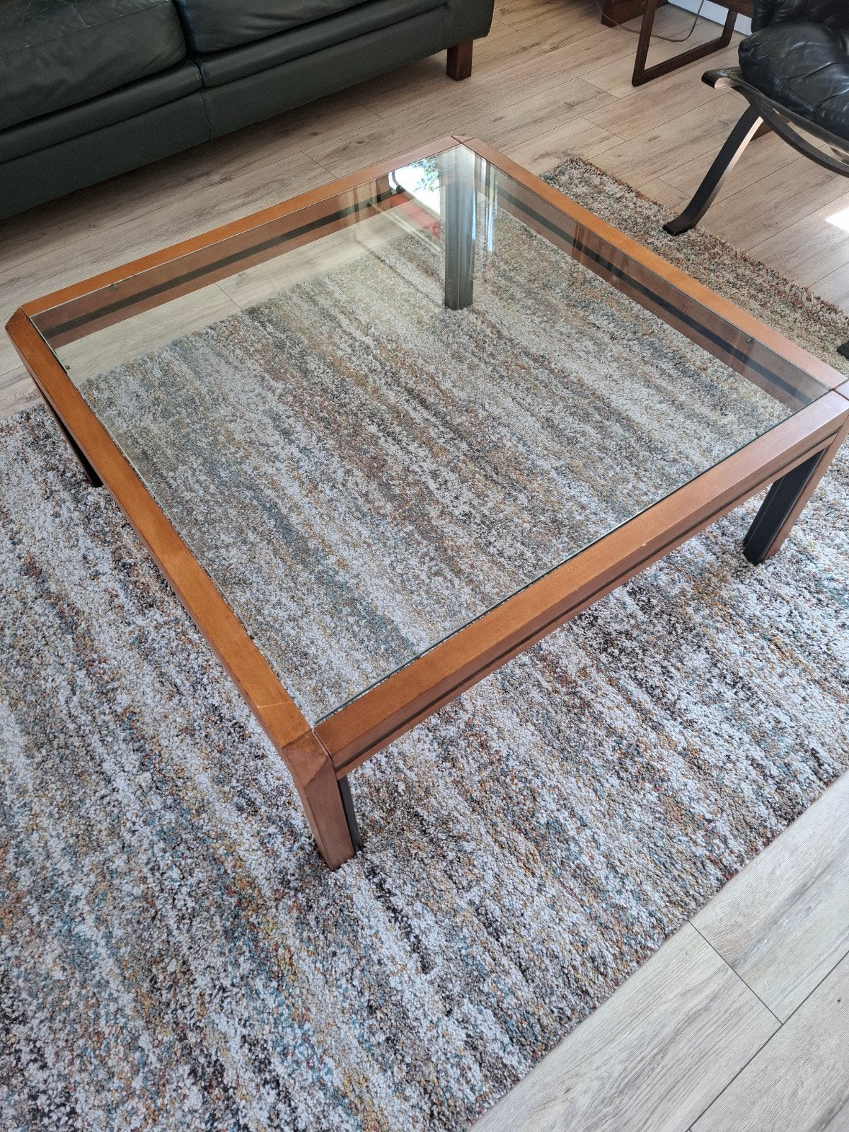 Salontafel 1m×1m met glazen blad en kersenhouten frame, Ophalen, Gebruikt, 50 tot 100 cm, Vierkant