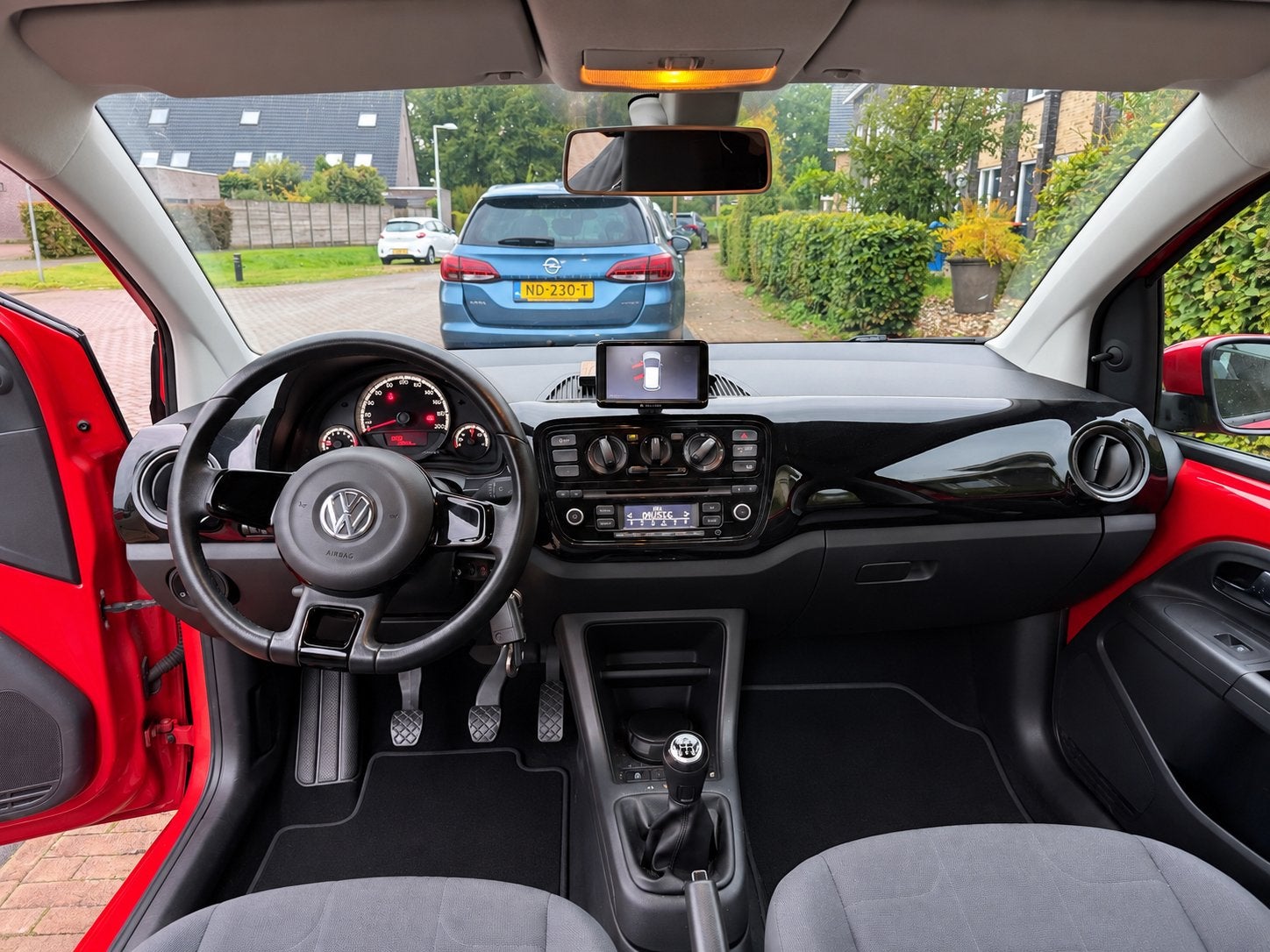 Foto 7 van Volkswagen up! 1.0 44KW/60PK 5-DRS 2014 Rood