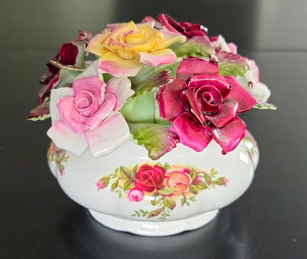 Porseleinen vaasje met bloemen, Ophalen of Verzenden, Zo goed als nieuw, Porselein, Overige typen