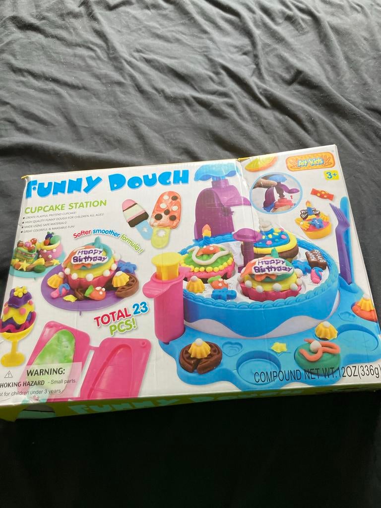 Funny Dough Cupcake Station Speelset - 23 stuks, Ophalen of Verzenden, Zo goed als nieuw, Knutselen