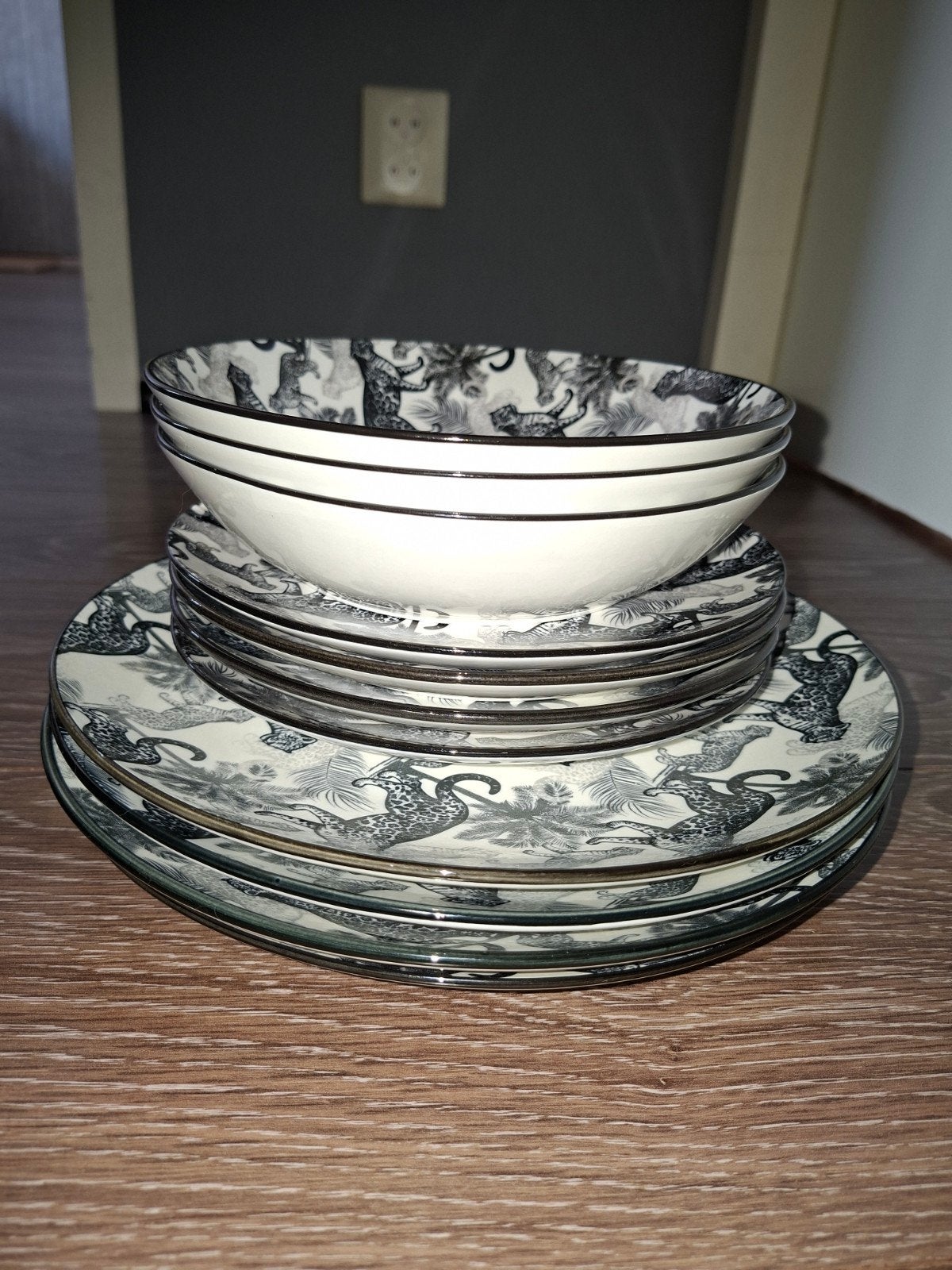 Servies met luipaardprint - borden, kommen en bekers, Ophalen, Overige merken, Nieuw, Bord(en)