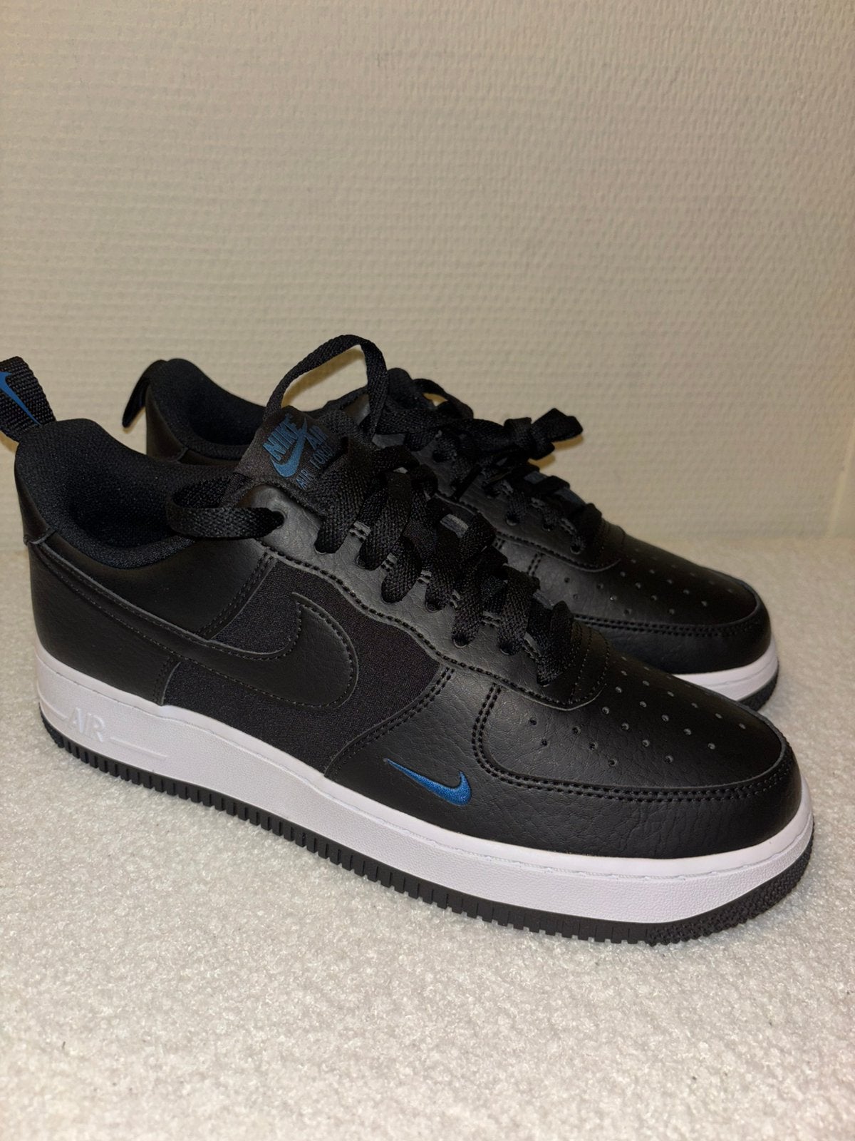 Nike Air Force 1 ’07 in de kleur Black/Court Blue/White., Ophalen, Zo goed als nieuw, Zwart