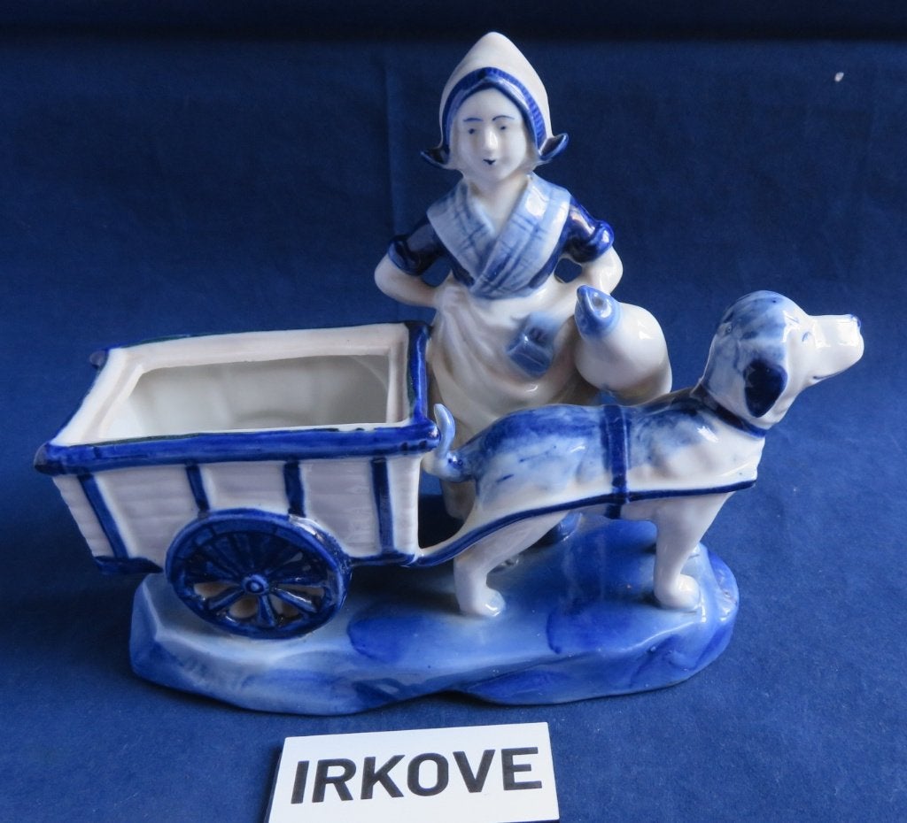 DELFT BLAUW BOERIN MET HONDENKAR * Porselein! *, Verzenden