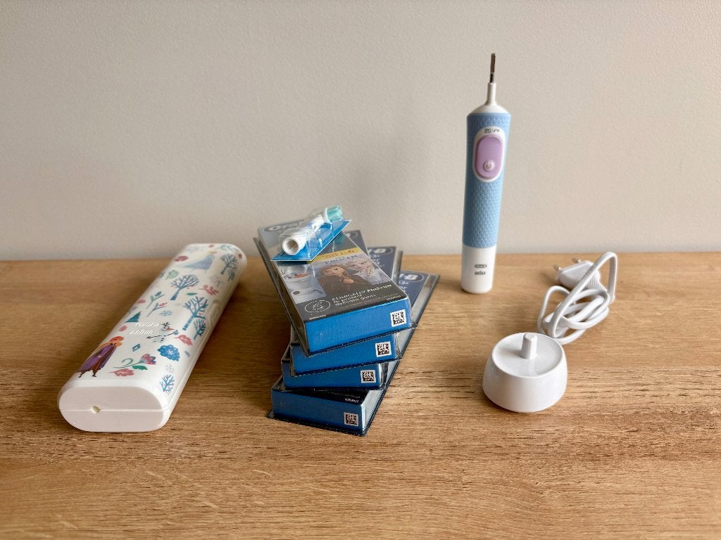 Frozen Braun Oral-B elektrische tandenborstel + 17 opzetstuk, Ophalen of Verzenden, Zo goed als nieuw, Tandenborstel