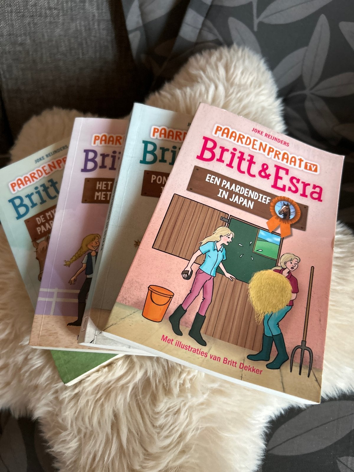Paardenpraat TV Britt & Esra boeken (4 stuks), Ophalen of Verzenden, Zo goed als nieuw, Fictie