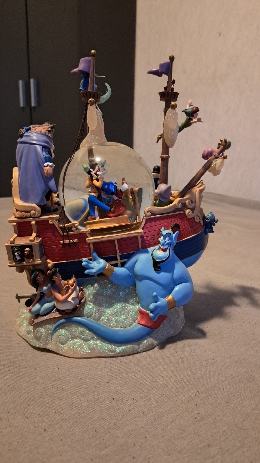 Disney Sneeuwbol met diverse figuren op schip, Verzamelen, Disney, Ophalen, Overige figuren, Zo goed als nieuw, Beeldje of Figuurtje
