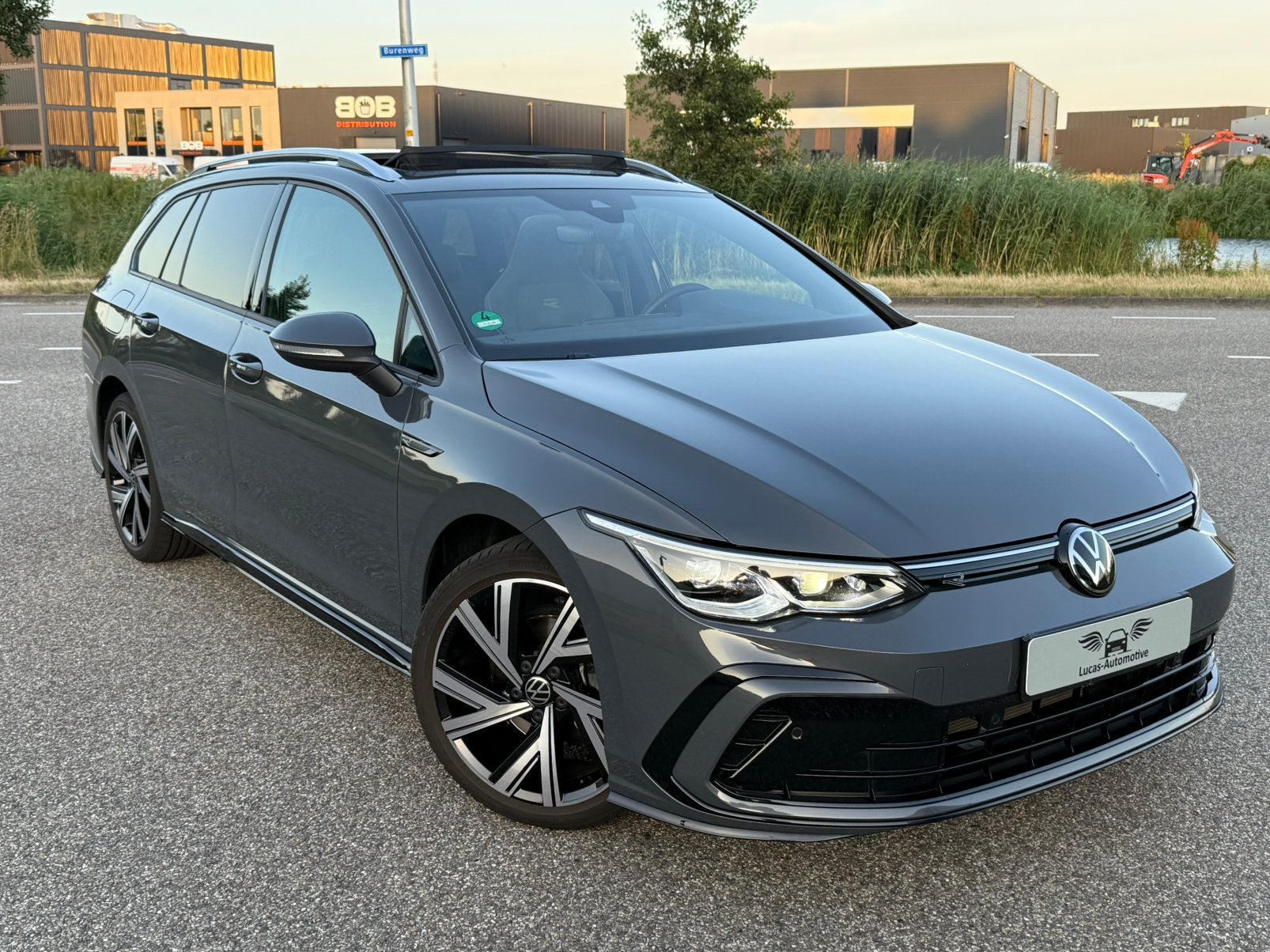 VW Golf 8 Variant 1.5 eTSI R-Line/ Pano/ Trekhaak/ IQ/ Garan, Auto's, 1498 cc, Euro 6, Leder en Stof, Grijs