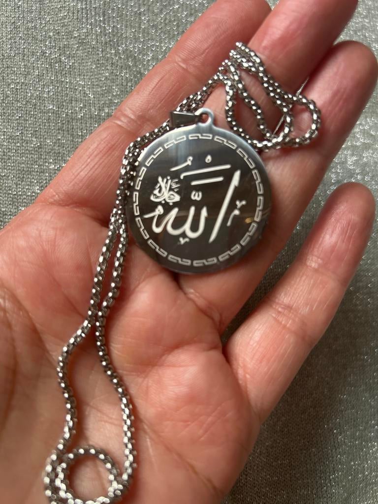 Zilverkleurige islamitisch ketting &hanger Allah en Al-Hamd, Nieuw, Ophalen of Verzenden, Zilver, Overige materialen
