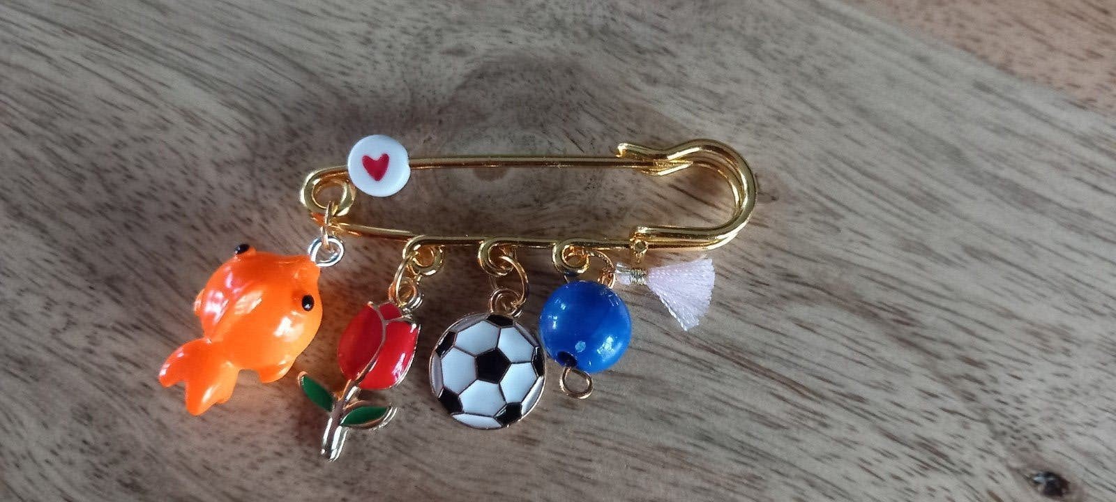 Leuke speld broche met vrolijke bedel holland, Sieraden, Tassen en Uiterlijk, Broches, Overige materialen, 4 tot 7 cm, Nieuw, Oranje