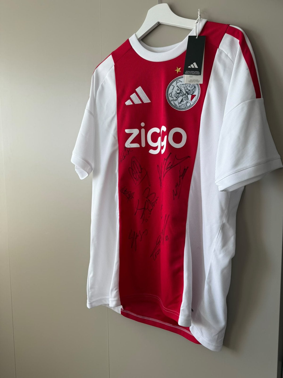 Foto 3 van Origineel Ajax-shirt 26/27. Gesigneerd door Ajax-legendes
