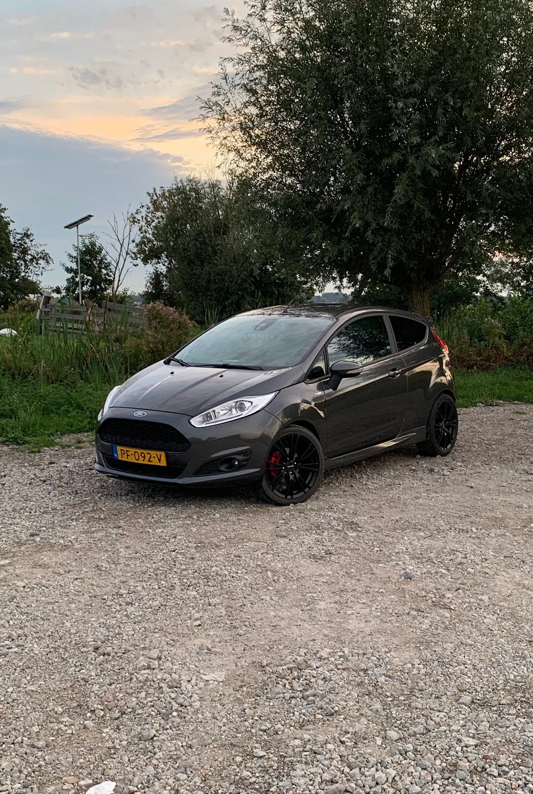 Ford Fiësta nieuwe distributie! 1.0 92KW/125PK 3D 2017 Grijs, Auto's, Voorwielaandrijving, 40 €/maand, 23 km/l, Origineel Nederlands