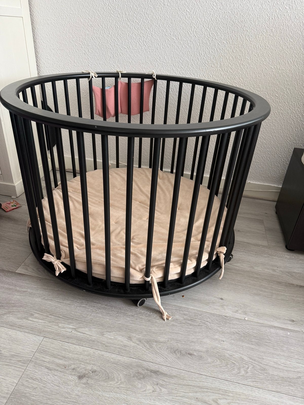 Ronde zwarte box met wieltjes en matras merk Bopita, Kinderen en Baby's, Ophalen, Gebruikt, Rond, Wieltjes