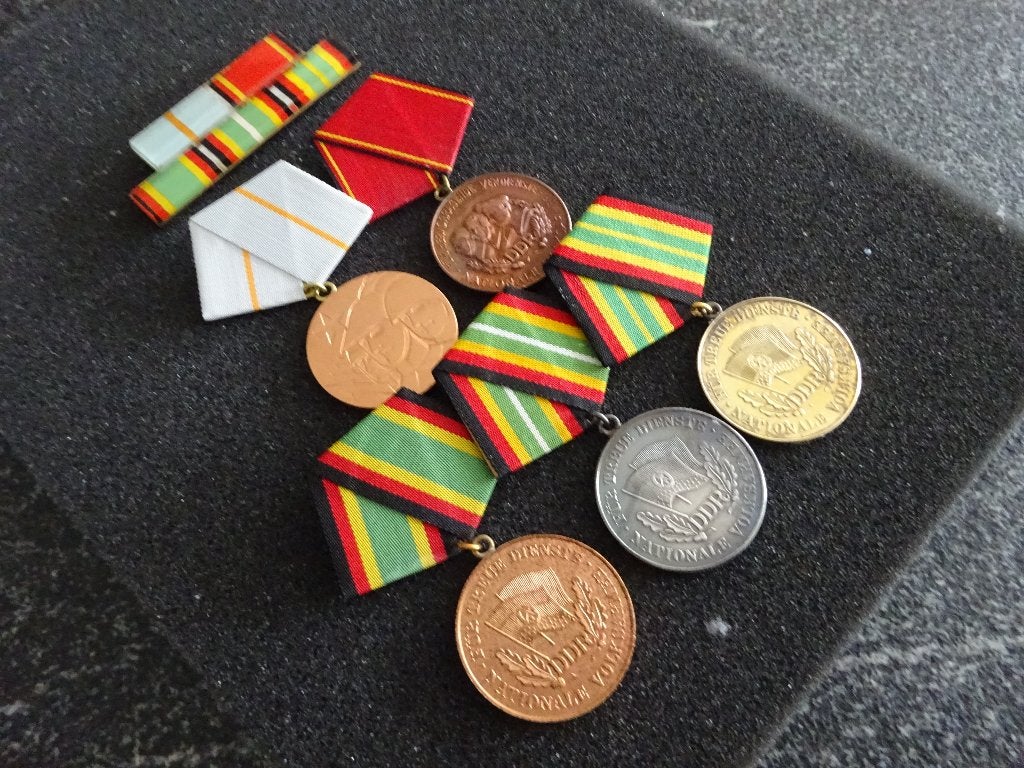 DDR:  NVA set uniform medailles met de medaillebalk, Verzamelen, Militaria | Algemeen, Ophalen of Verzenden, Landmacht, Duitsland