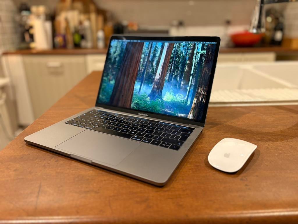 MacBook Pro 13-inch (2019) – Incl. oplader & Magic Mouse 2, Computers en Software, Apple Macbooks, MacBook Pro, Qwerty, 8 GB, 13 inch
