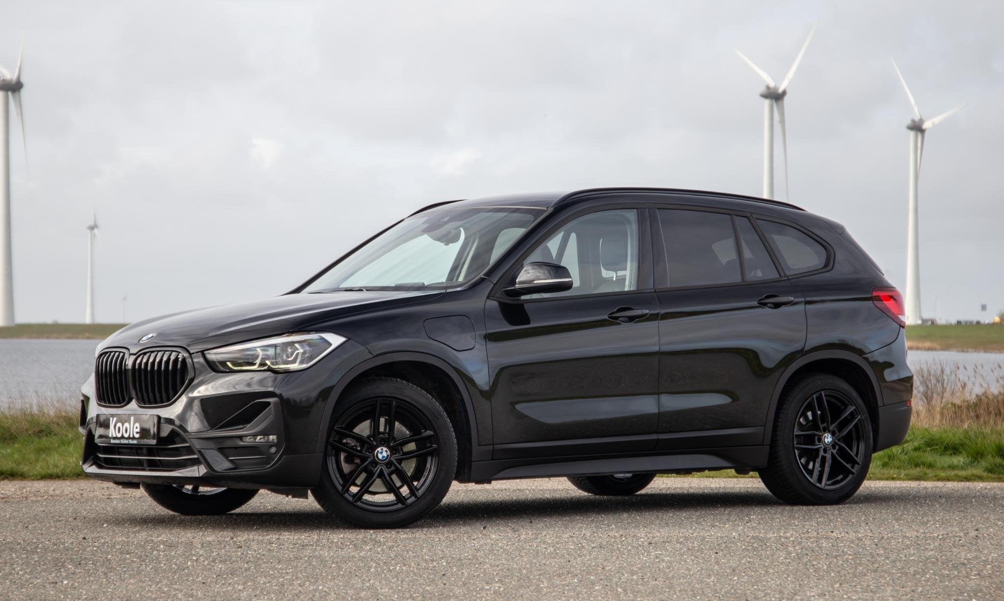 BMW X1 xDrive25e Executive BLACK LINE / CAMERA / CARPLAY / H, Auto's, Dealer onderhouden, Gebruikt, Zwart, Vierwielaandrijving