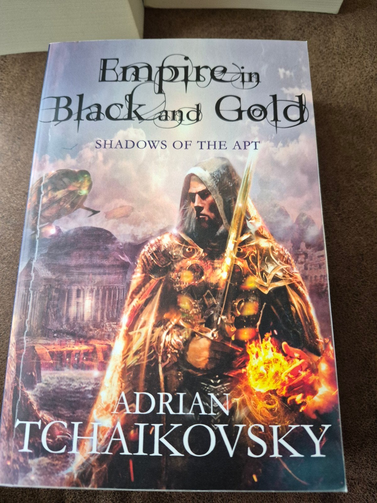 Empire in Black and Gold - Adrian Tchaikovsky (Fantasy), Boeken, Ophalen of Verzenden, Gelezen, Adrian Tchaikovsky