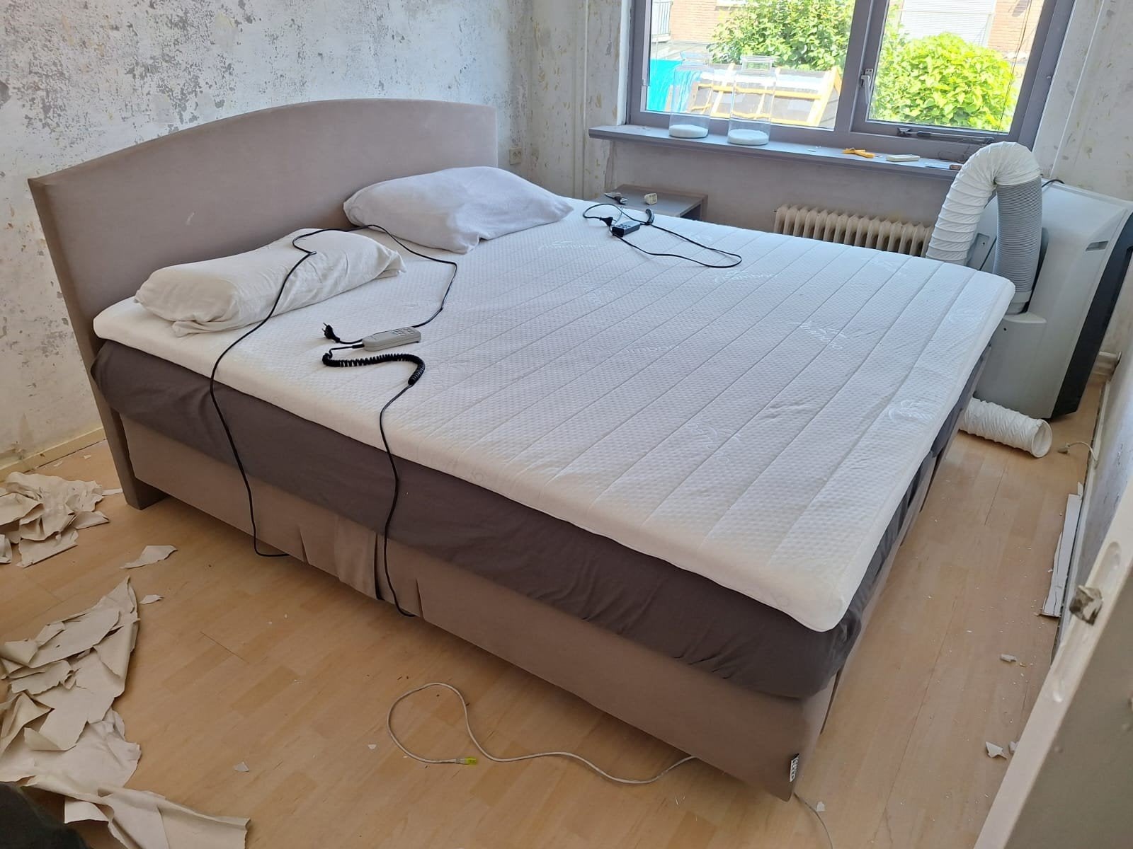 Dutch Sleep elektr. bed 180x200 + Hoofdb, Topper grijs/bruin, Huis en Inrichting, Ophalen, Gebruikt, Bruin, Tweepersoons