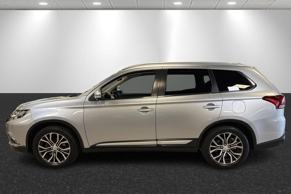 Mitsubishi Outlander 2.0 Connect Pro Trekhaak, 360camera, Auto's, Mitsubishi, 1998 cc, Stof, Euro 6, 4 cilinders