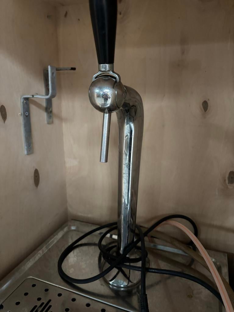 Biertap in kist met complete aansluitingen en spoelbak, Ophalen