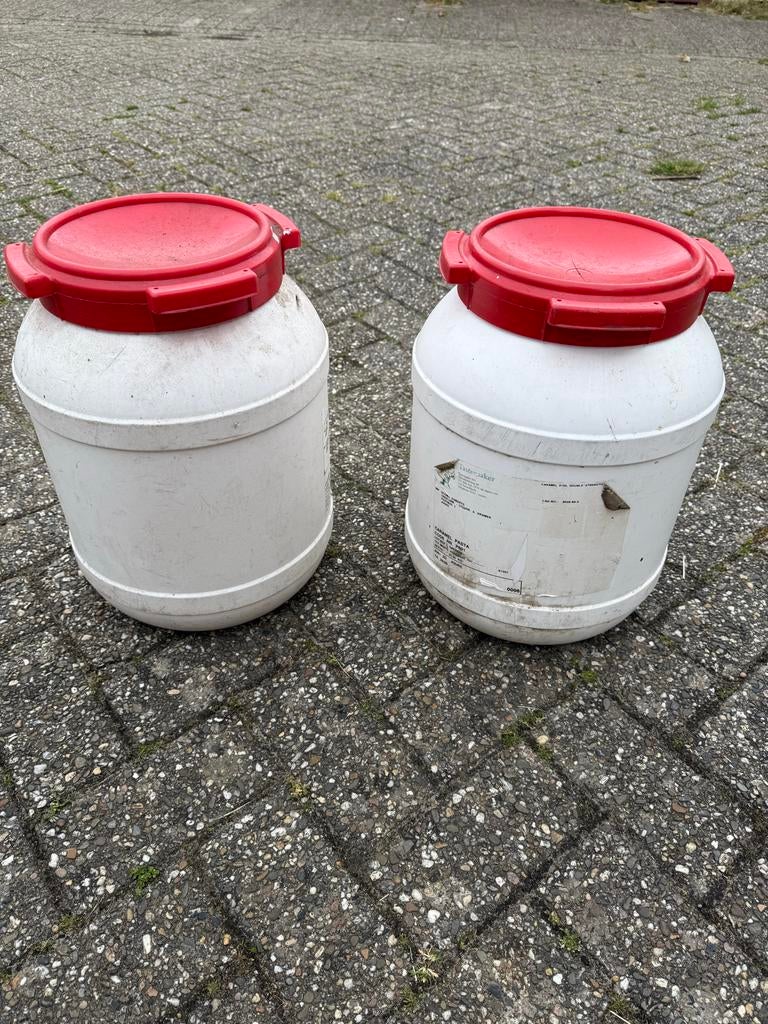 2x Kunststof Vaten met Deksel - Gebruikt, Dieren en Toebehoren, Dierenvoeding, Ophalen, Vee