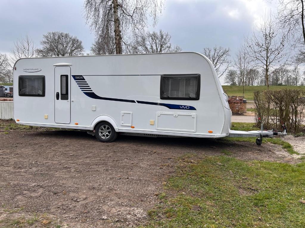 LMC vivo 520 E,  2014 met voortent en luifel, Caravans en Kamperen, Caravans, 2 aparte bedden, Rondzit, 7 tot 8 meter, Particulier