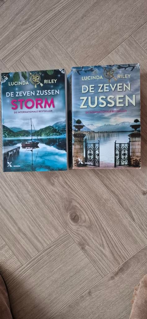 De Zeven Zussen - Storm & De Zeven Zussen (2 boeken), Boeken, Ophalen of Verzenden, Gelezen, Lucinda Riley, Nederland