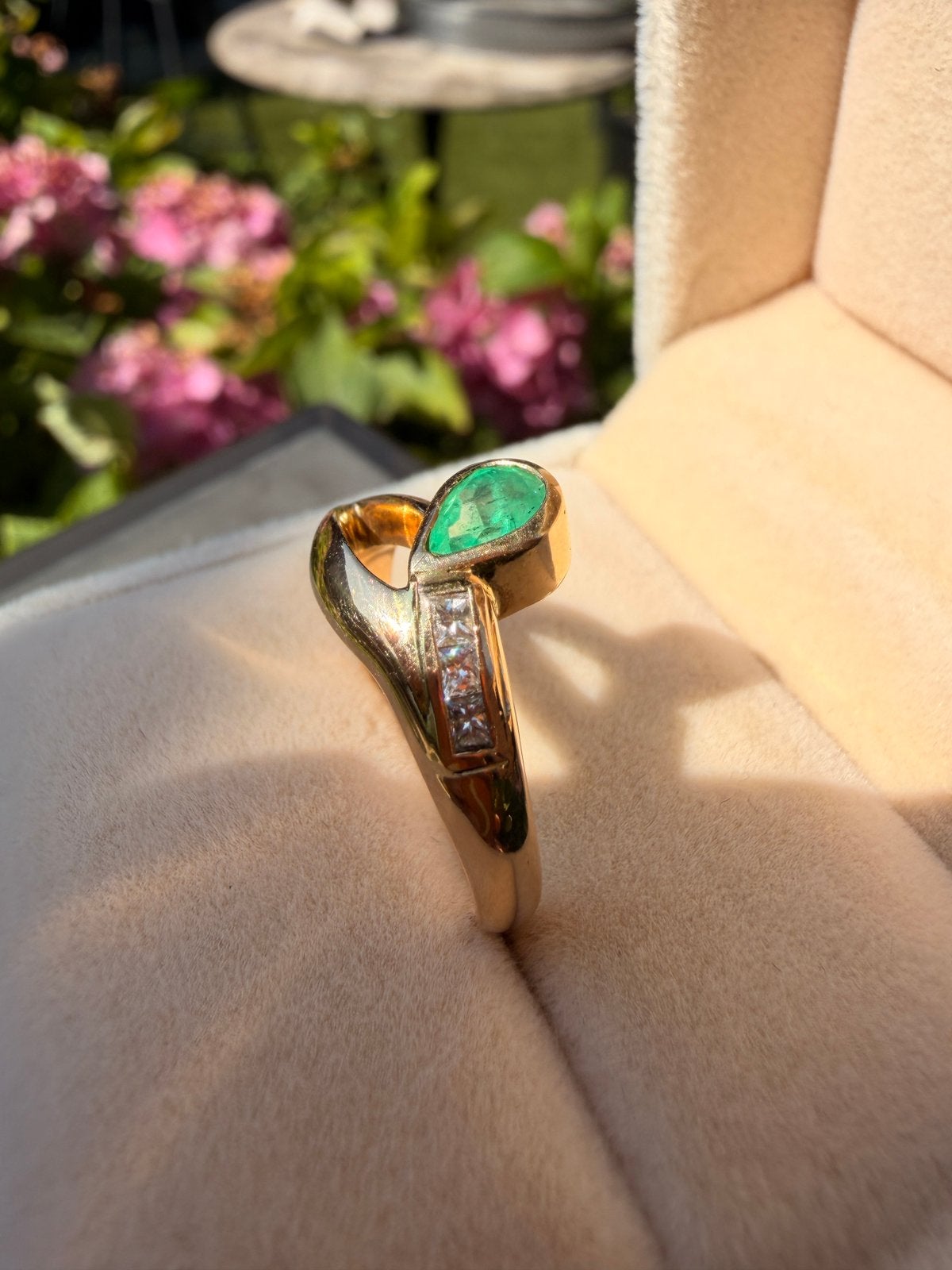 Prachtige ring van 18 karaat goud, smaragd en 3 diamanten, Ophalen of Verzenden, Zo goed als nieuw, 17 tot 18, Dame of Heer